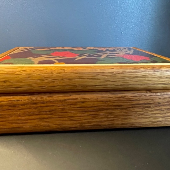Vintage Solid oak trinket/jewelry box with ceramic tile lid strawberries - Picture 4 of 5